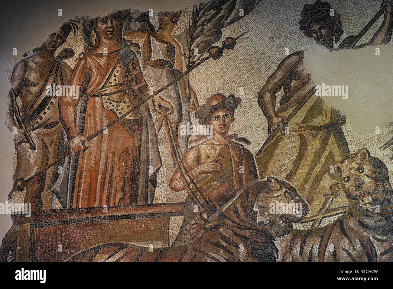 Mosaico romano del Triunfo de Baco. Detalle. Re un Baco sobre un carro tirado por dos tigresas, junto a una Victoria alada y un Sátiro. Junto a las tigresas, Ménade con una corona de hiedra y antorcha y una niña. Siglo II. Mármol. Procedente de Caesaraugusta (Saragosse). Museo Arqueológico Nacional. Madrid. España. Banque D'Images