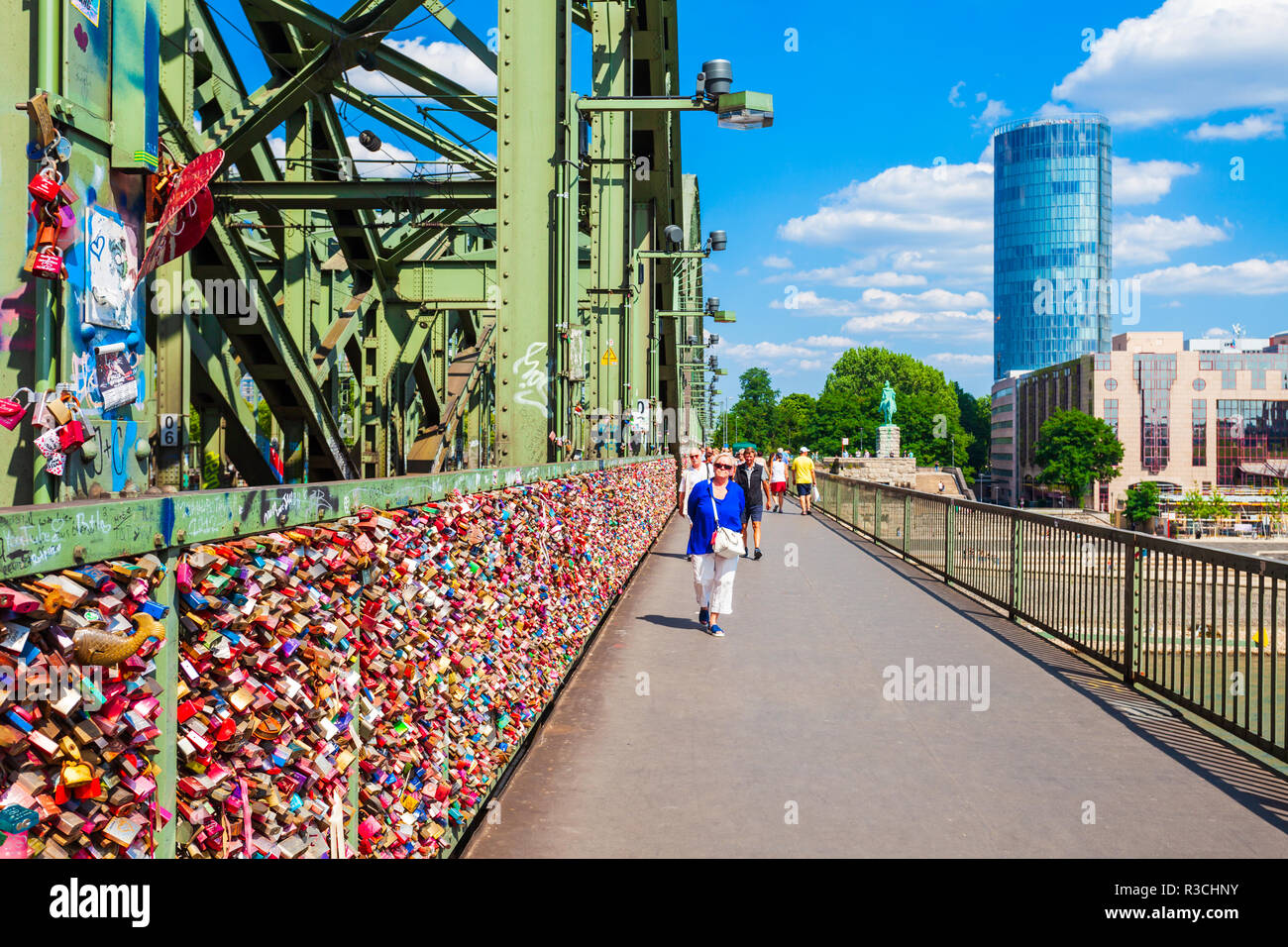 Serrures de mariage au pont Hohenzollern à Cologne, Allemagne Banque D'Images