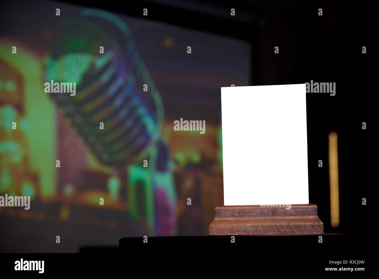 Cadre Menu maquette debout sur la table en bois en bar restaurant café. L'espace pour le texte. Banque D'Images Cadre Menu maquette debout sur la table en bois en bar restaurant café. L'espace pour le texte. Banque D'Images