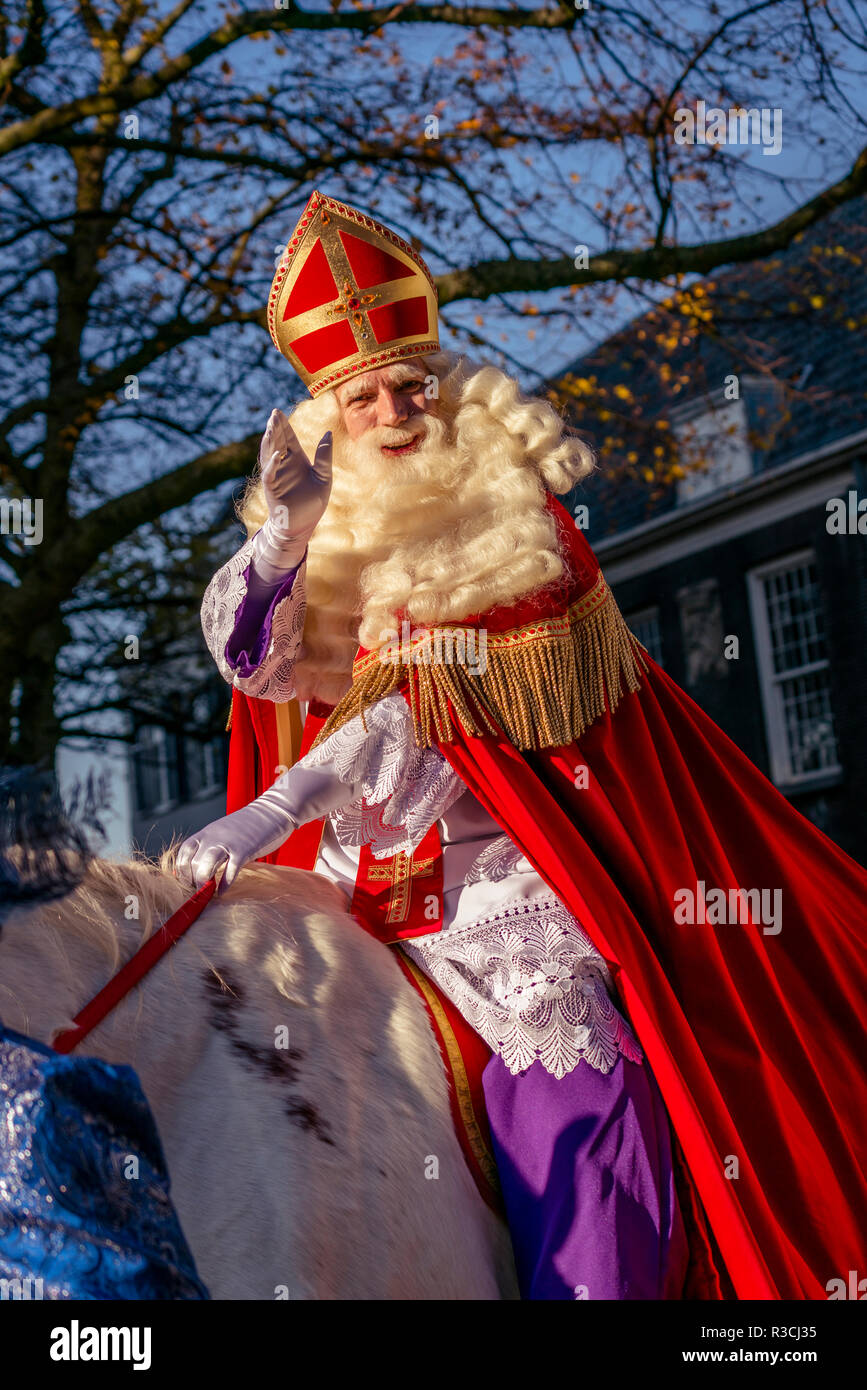 Dordrecht, Pays-Bas - le 17 novembre 2018 : Saint Nicolaas sur son cheval blanc Amerigo, équitation à travers les rues de Dordrecht en agitant à l'attente p Banque D'Images