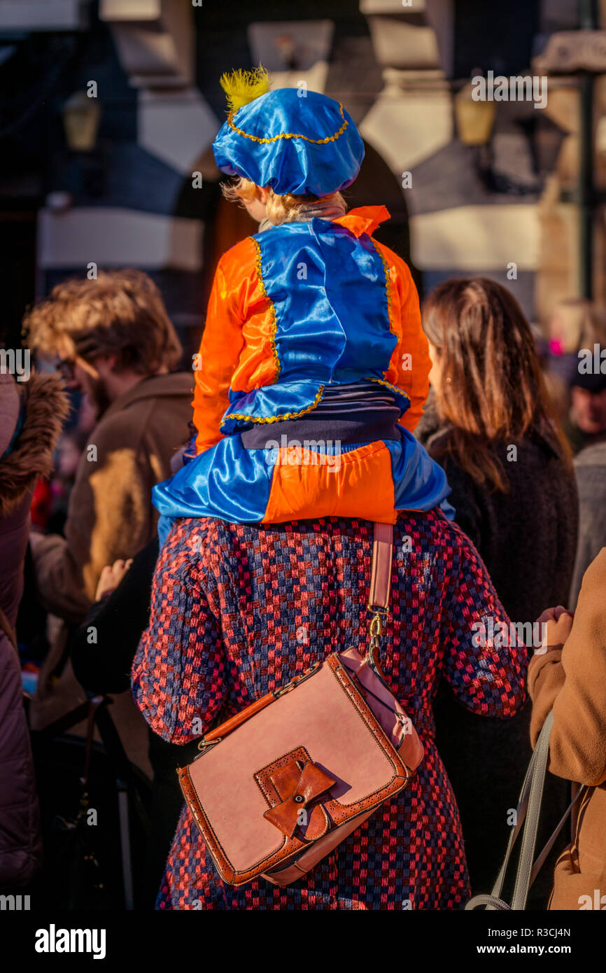Dordrecht, Pays-Bas - le 17 novembre 2018 : le jeune enfant assis sur les épaules d'un parent lors de l'attente de Saint Nicolaas de passer en une ou Banque D'Images