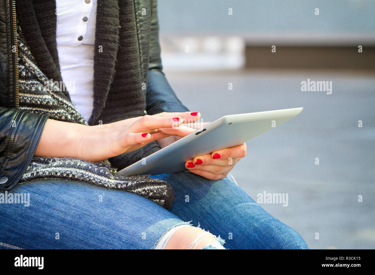 Jeune femme moderne avec tablet Banque D'Images