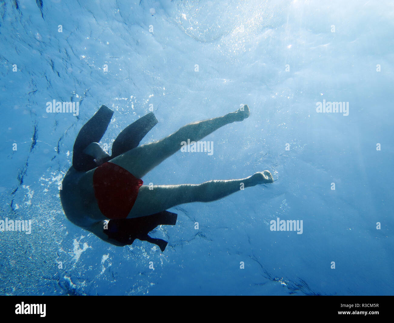 Sa combinaison de plongée plongeurs rincés dans la mer Banque D'Images