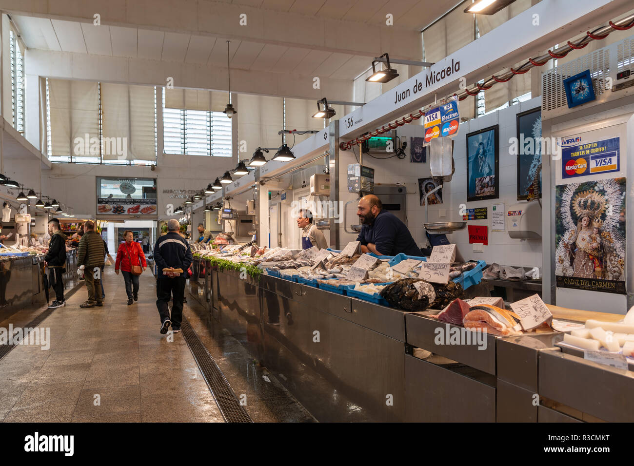 Le marché central de Cadix et son grand marché rectangulaire avec du poisson frais Banque D'Images