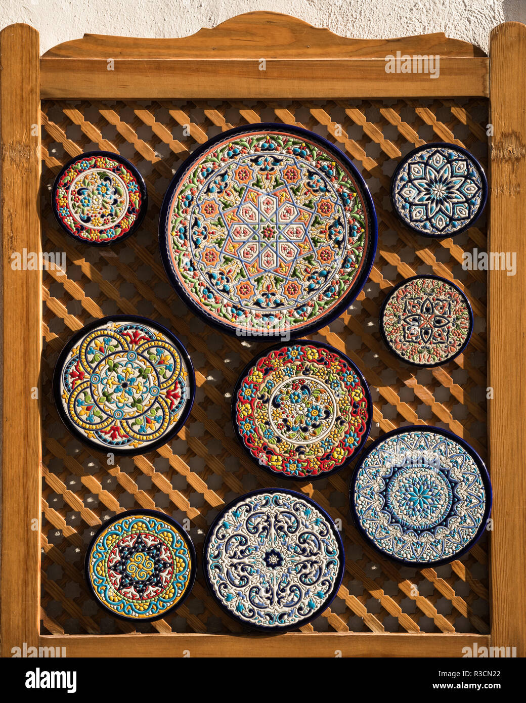Les plaques traditionnelles à vendre, Cordoue, Andalousie, Espagne Banque D'Images