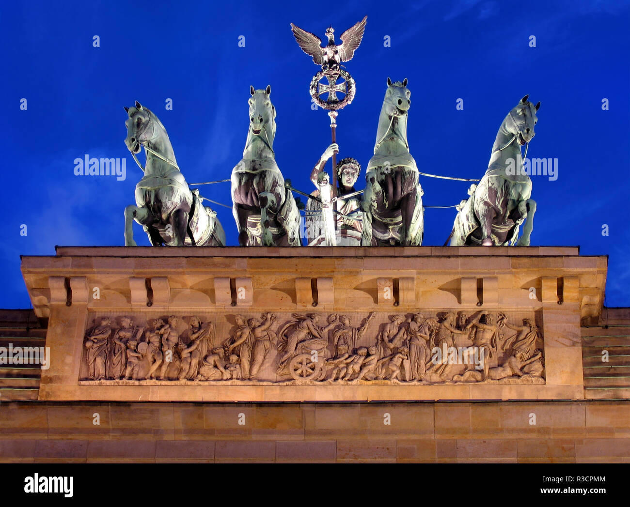 Berlin, Allemagne. Close-up de la Quadriga au sommet de la porte de Brandebourg (Brandenburger Tor) dans la soirée. Banque D'Images