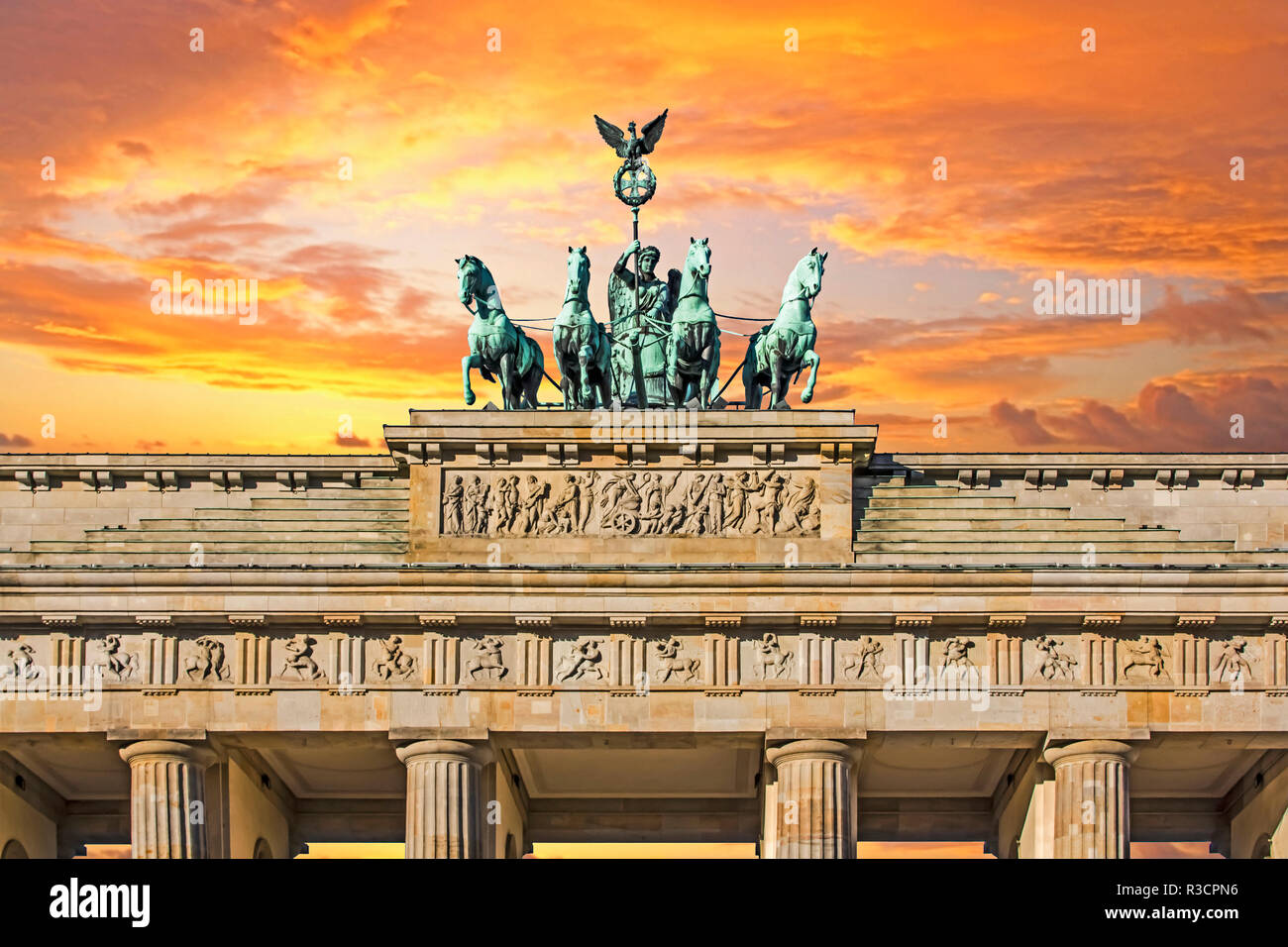 Berlin, Allemagne. Close-up de la Quadriga au sommet de la porte de Brandebourg (Brandenburger Tor) au coucher du soleil. Banque D'Images