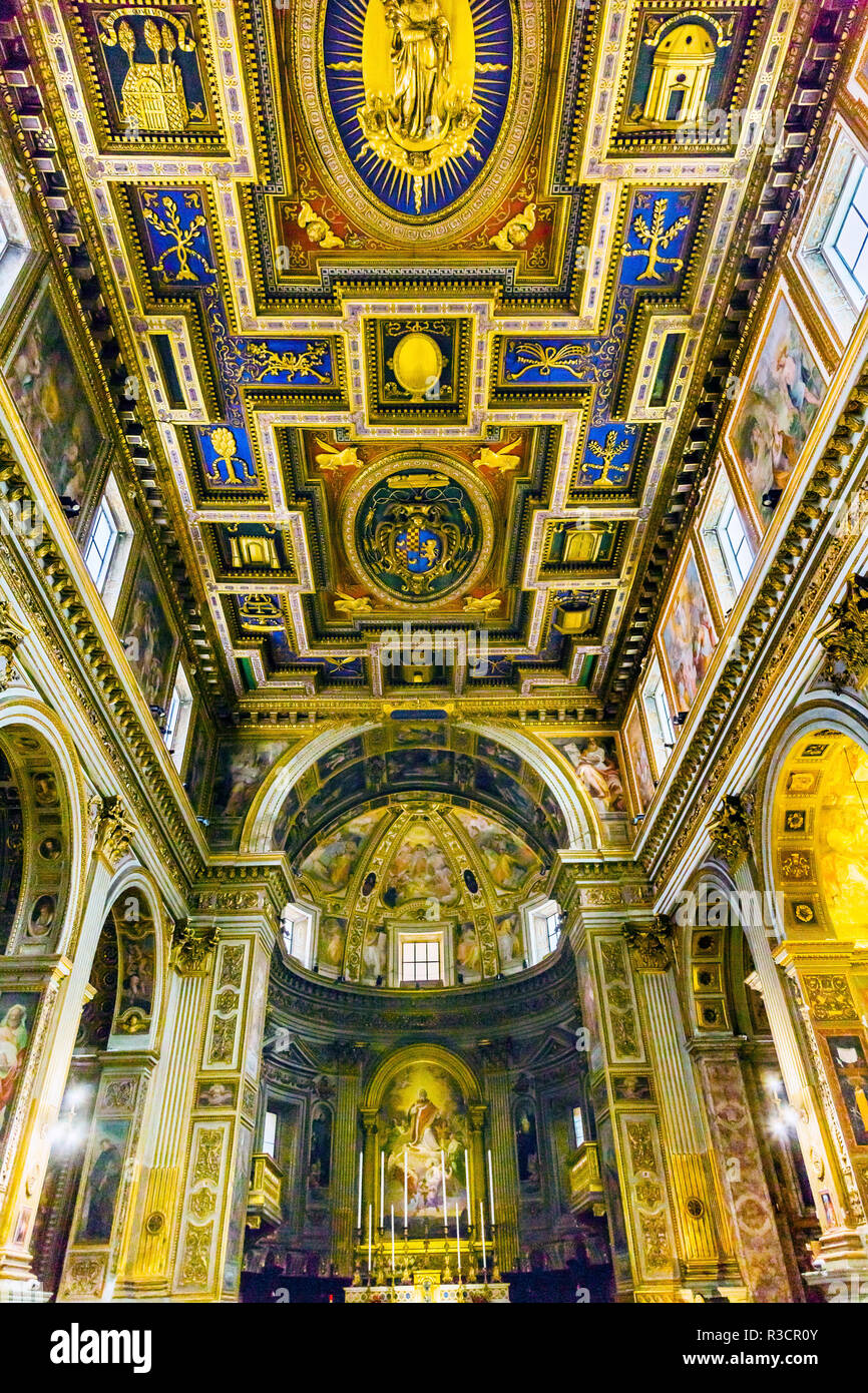 Chiesa San Marcello al Corso, autel et fresques, Rome, Italie. Construit en 309, reconstruite en 1500 après le sac de Rome. Les fresques sont des années 1600 Banque D'Images