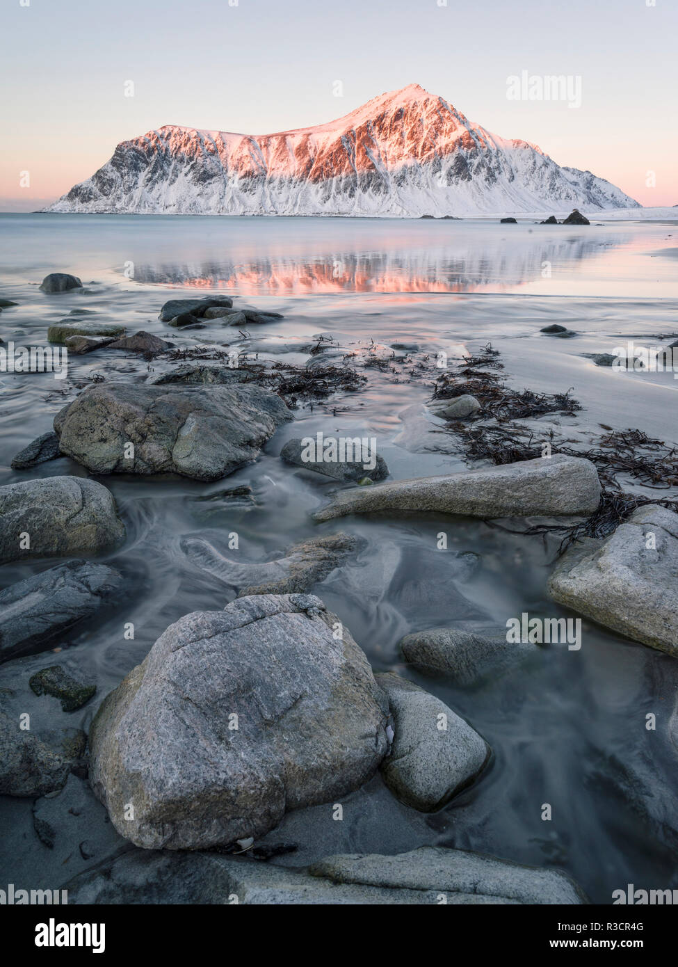 Lever de soleil sur l'Flakstad et Skagsanden beach. La côte près de l'île de Flakstad Flakstadoya,. Banque D'Images