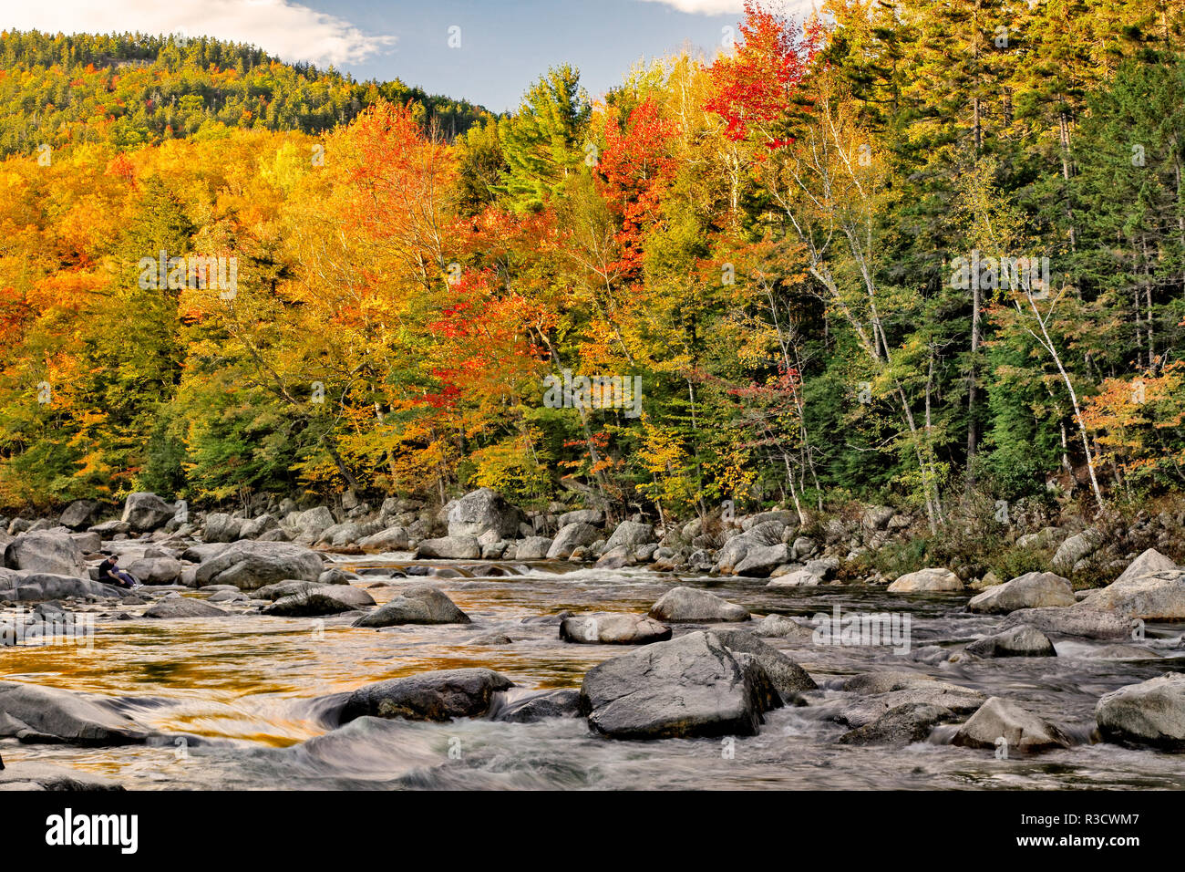 Ce qui reflète les couleurs de l'automne sur Swift River, Lower Falls, site de loisirs, Kancamagus New Hampshire Banque D'Images