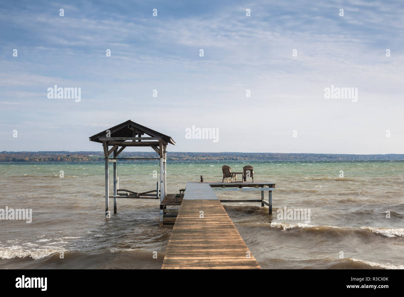 USA, New York, Région des lacs Finger, Fayette, Piers bateau sur le lac Cayuga Banque D'Images