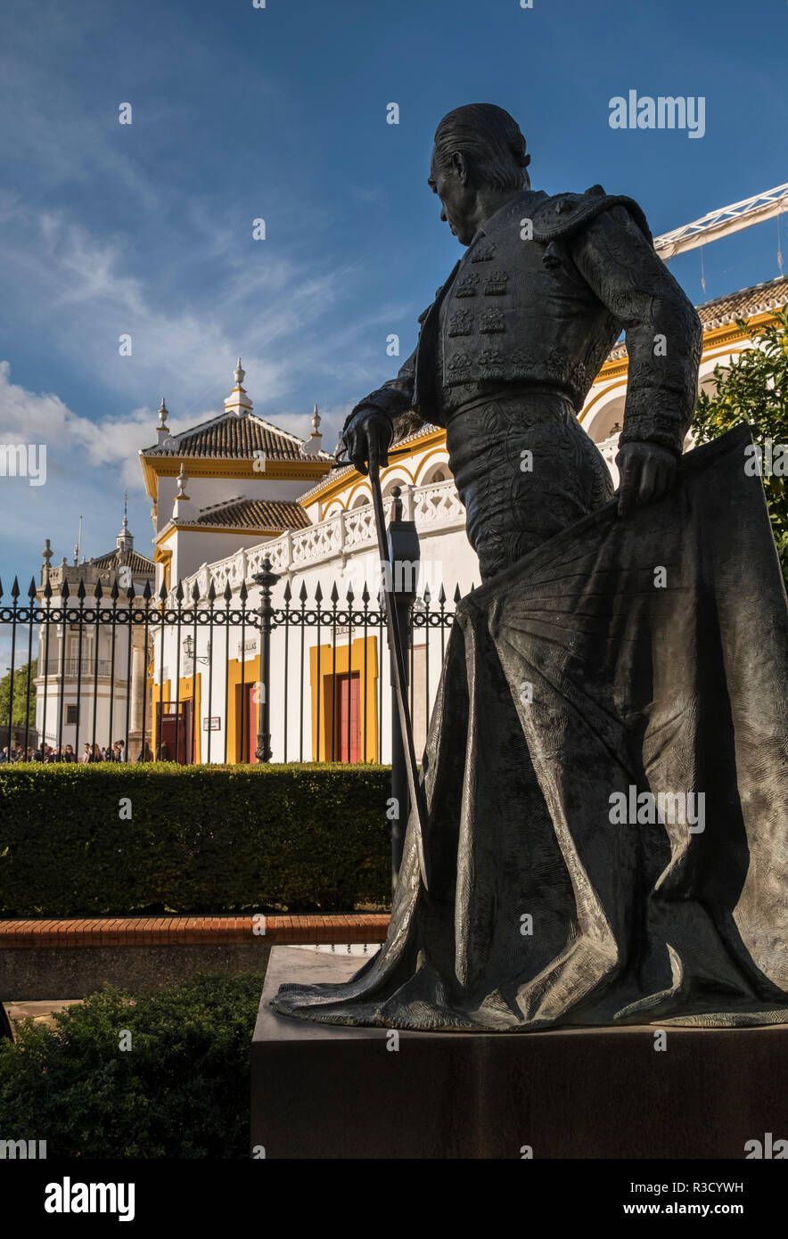 Sculpture en bronze de Francisco Romero López, connu sous le nom de Curro Romero, en dehors de la Plaza de Toros de la Real Maestranza, Séville, Andalousie, espagne. Banque D'Images