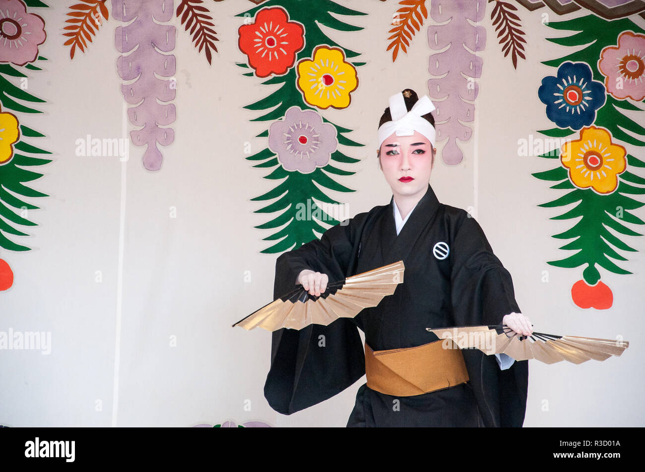 L'Okinawa, Japon - 10 mars 2013 : danseuse non identifié, l'exécution de la danse traditionnelle d'Okinawa au château Shuri Banque D'Images