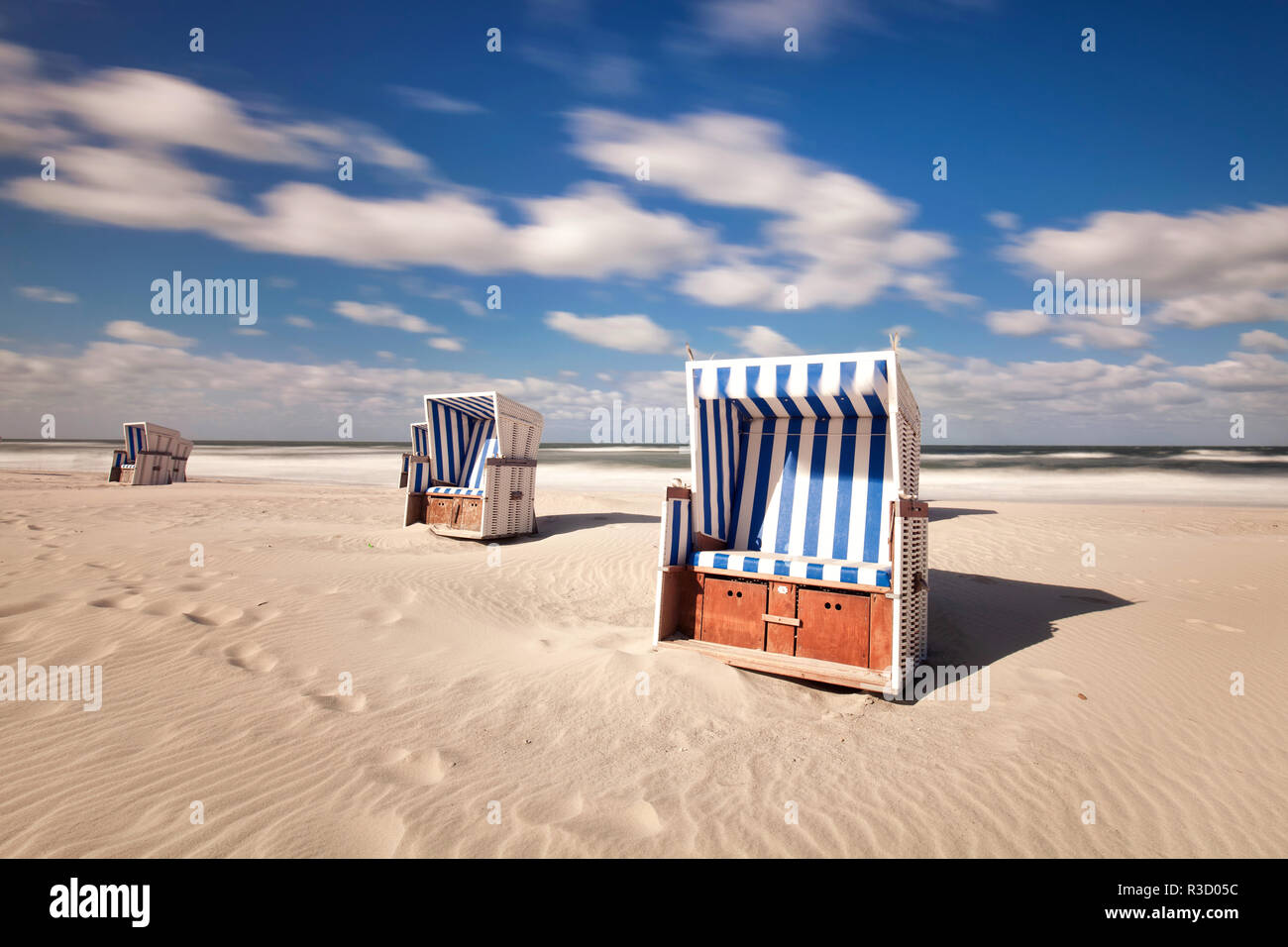 Chaises de plage en été Banque D'Images