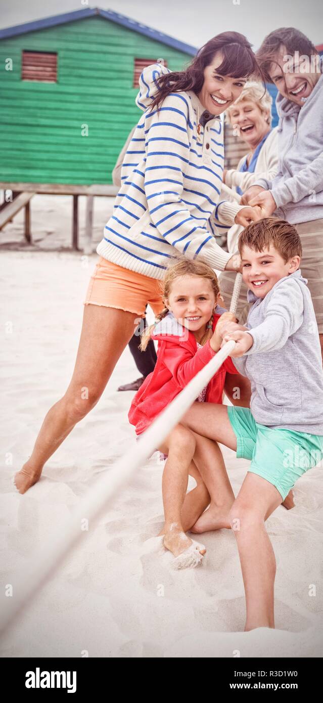 Jeu de tir à la corde de la famille Banque D'Images