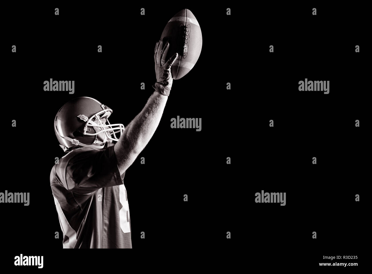 American football player cheering avec jusqu'à bras Banque D'Images