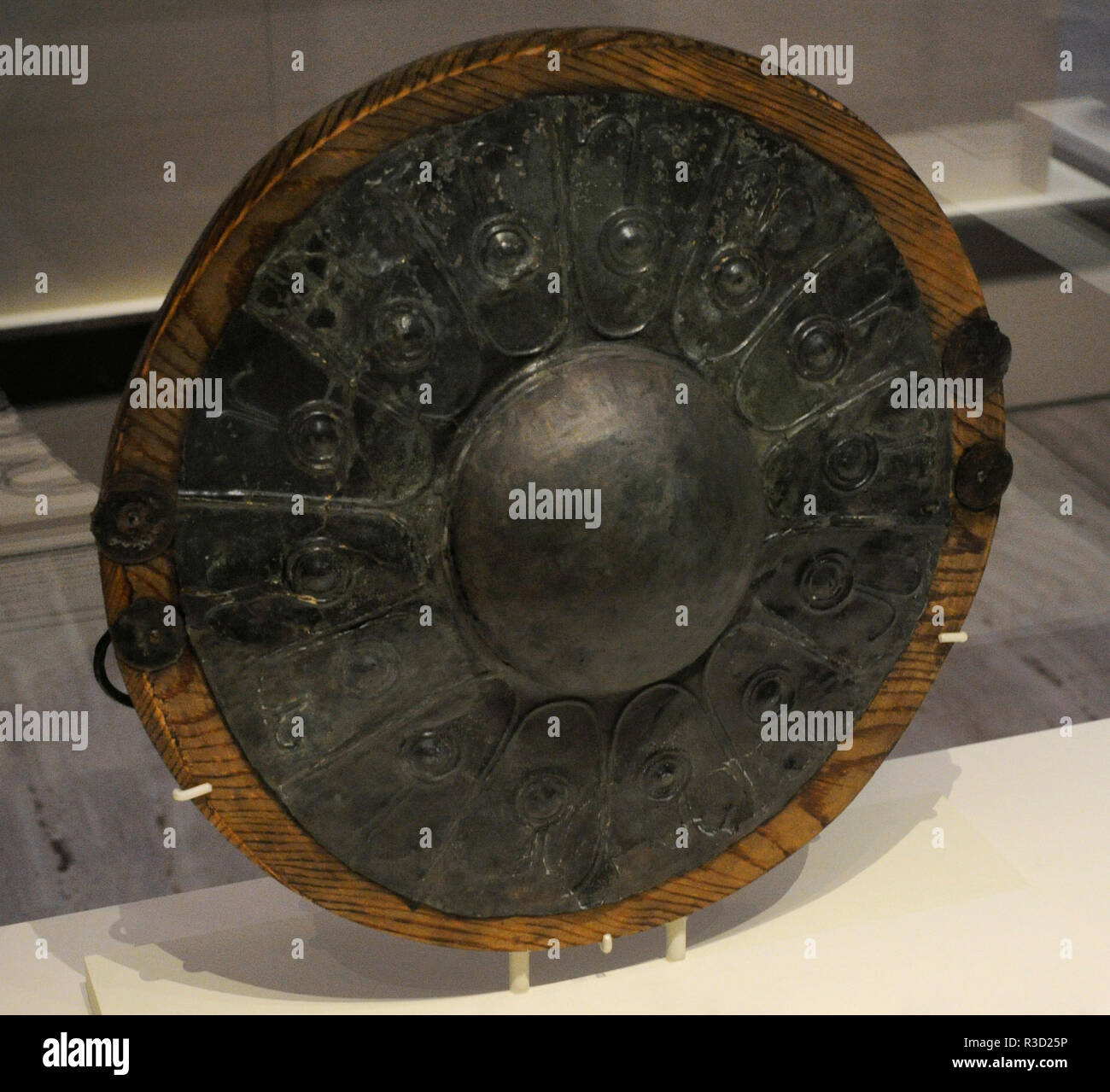 Bouclier de bronze caetra. À l'âge de fer. L'ancienne culture celtibère. 5ème-début 6e siècles avant J.-C.. Nécropole d'El Cuarto. Grave 3. Griegos (province de Teruel, Aragon, Espagne). Musée Archéologique National. Madrid. L'Espagne. Banque D'Images