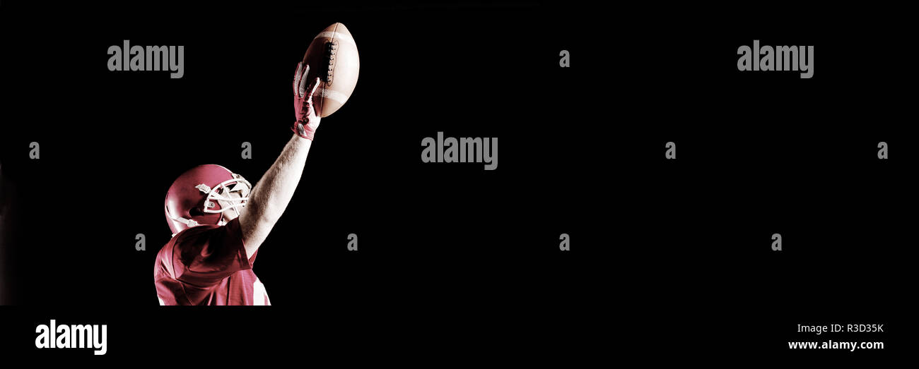 American football player cheering avec jusqu'à bras Banque D'Images