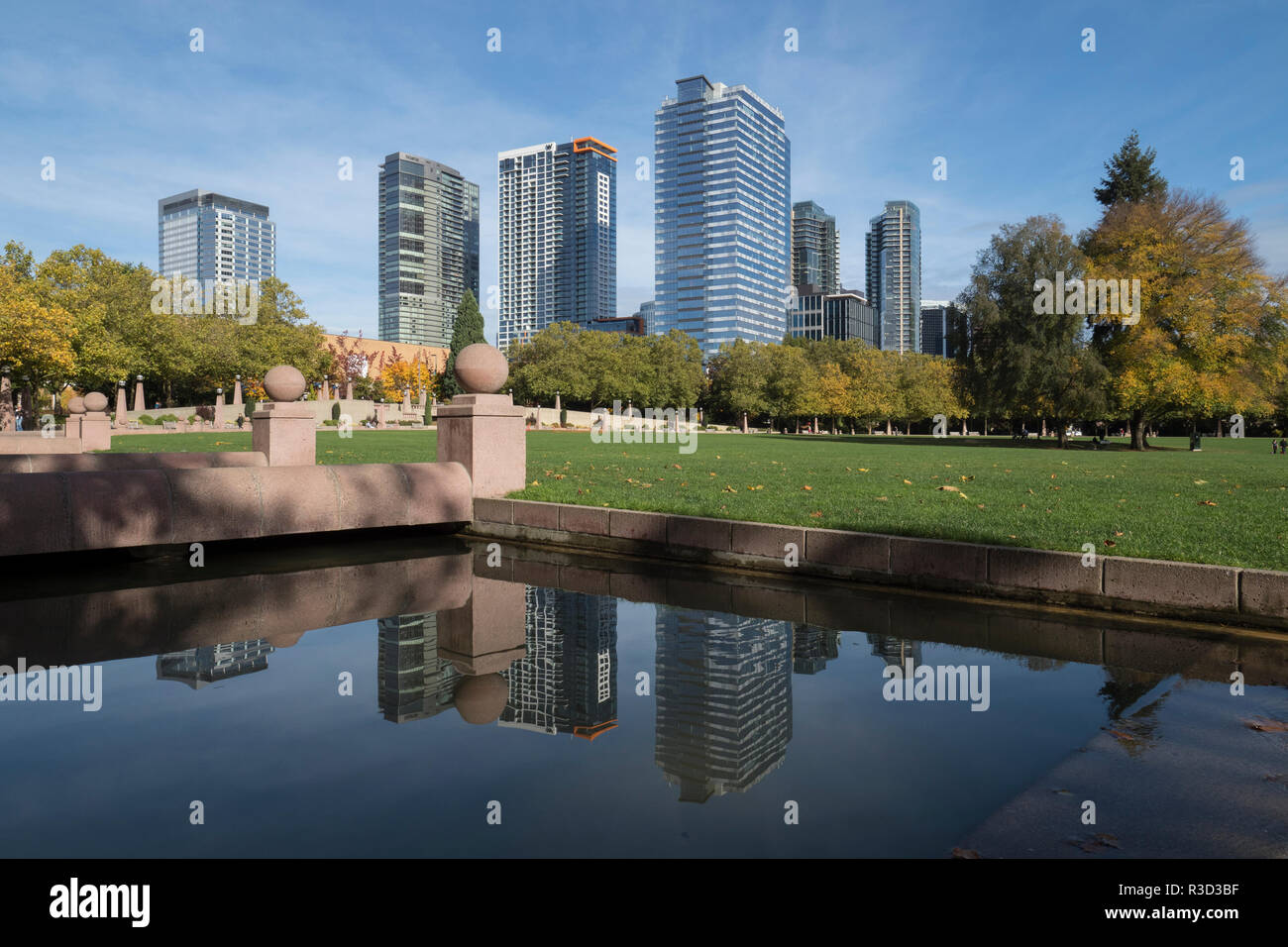 États-unis, WA, Bellevue. Parc du centre-ville et la ligne d'horizon. Banque D'Images