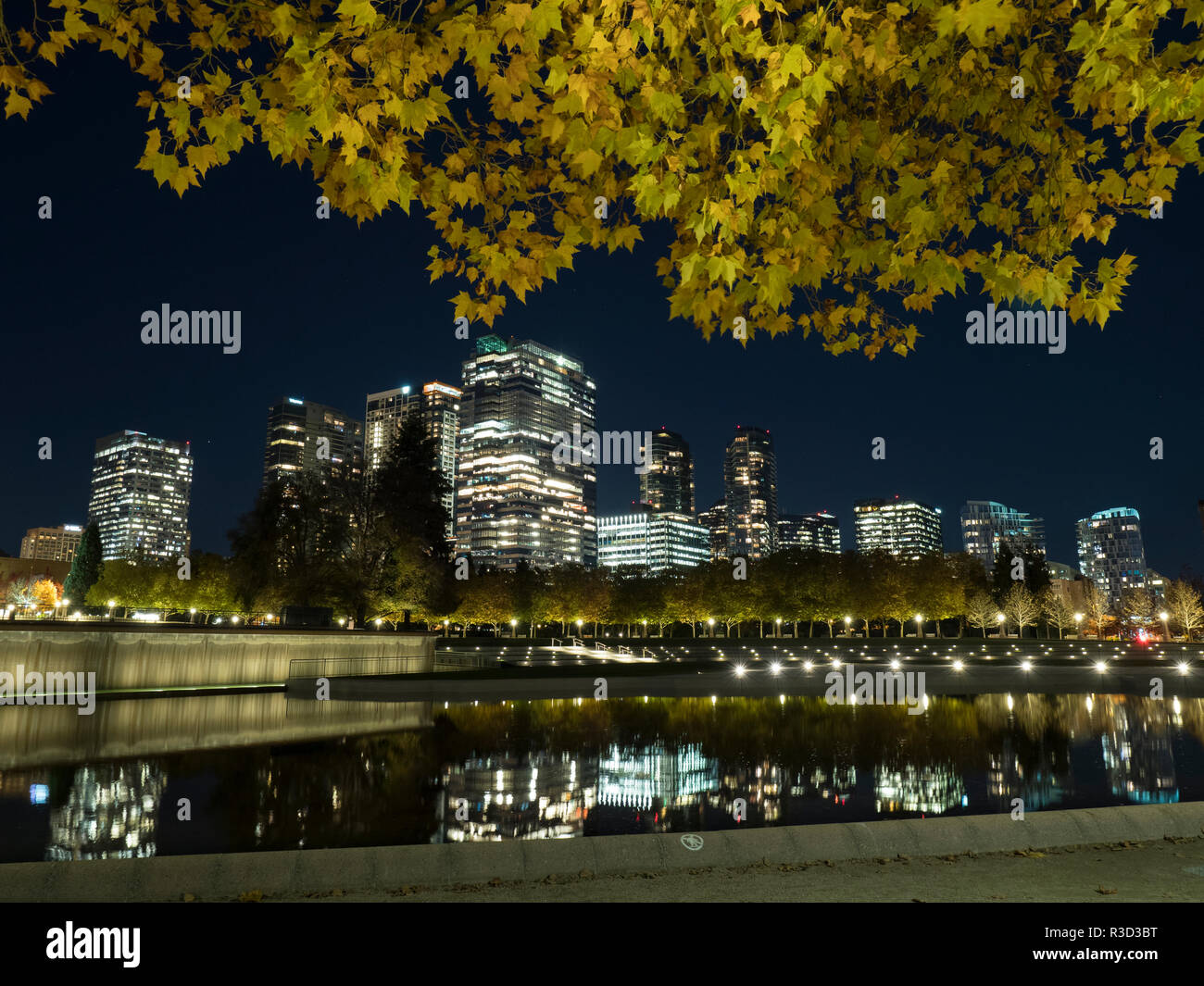 États-unis, WA, Bellevue. Parc du centre-ville et la ligne d'horizon. Banque D'Images