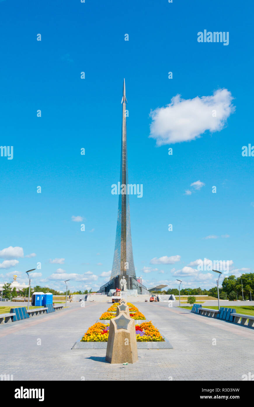Monument des conquérants de l'espace Musée de l'astronautique, maisons, Ostankinsky district, Moscou, Russie Banque D'Images