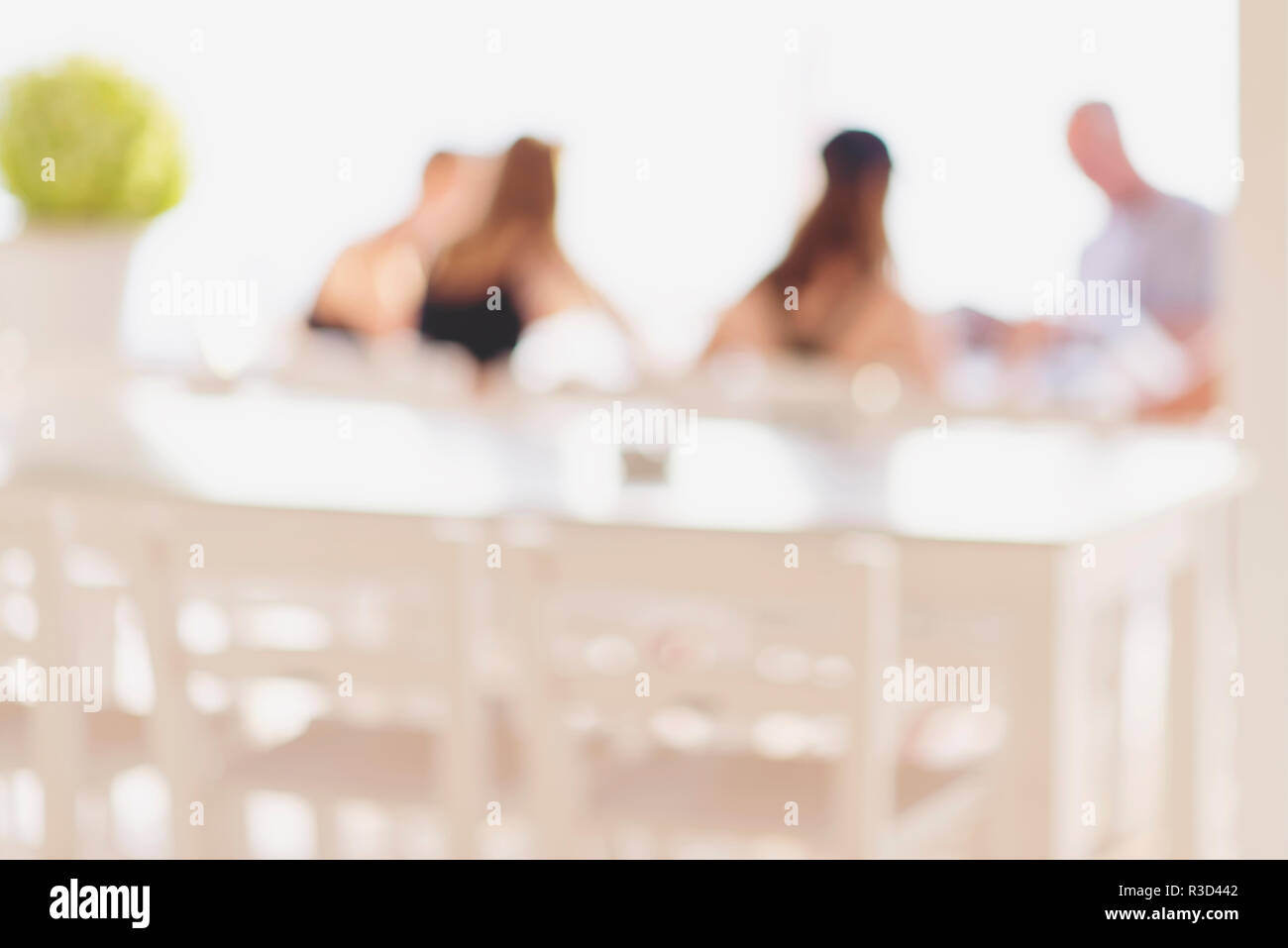 Arrière-plan flou de gens assis dans un restaurant, méconnaissable silhouettes de groupe d'amis ou de membres de la famille Banque D'Images Arrière-plan flou de gens assis dans un restaurant, méconnaissable silhouettes de groupe d'amis ou de membres de la famille Banque D'Images