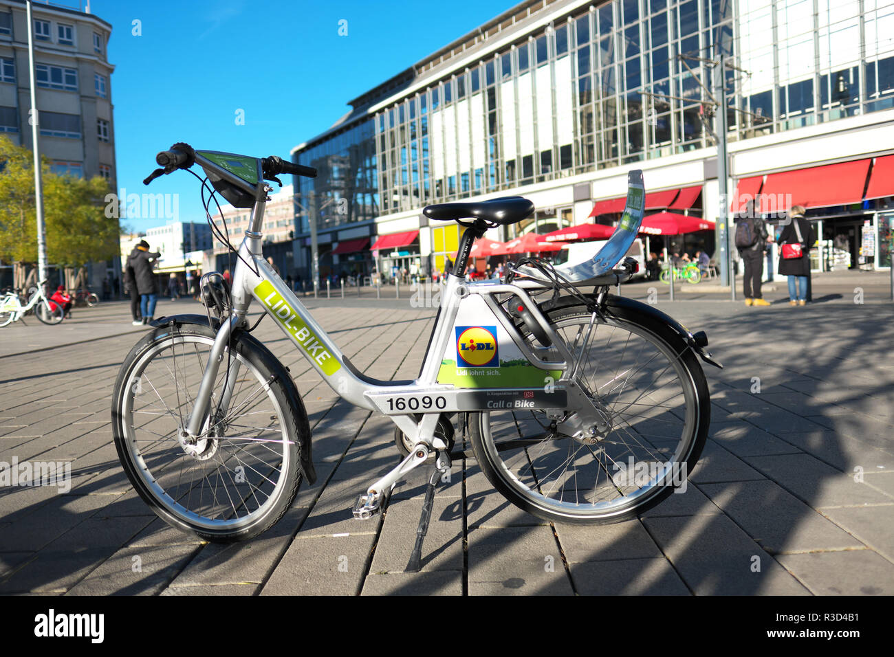 Berlin Allemagne Lidl un cycle vélo garé dans Alexsanderplatz système de partage Banque D'Images