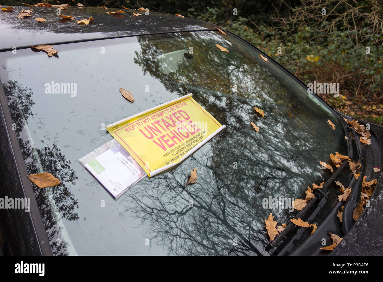 Véhicule non taxés autocollant sur un pare-brise à Londres Banque D'Images