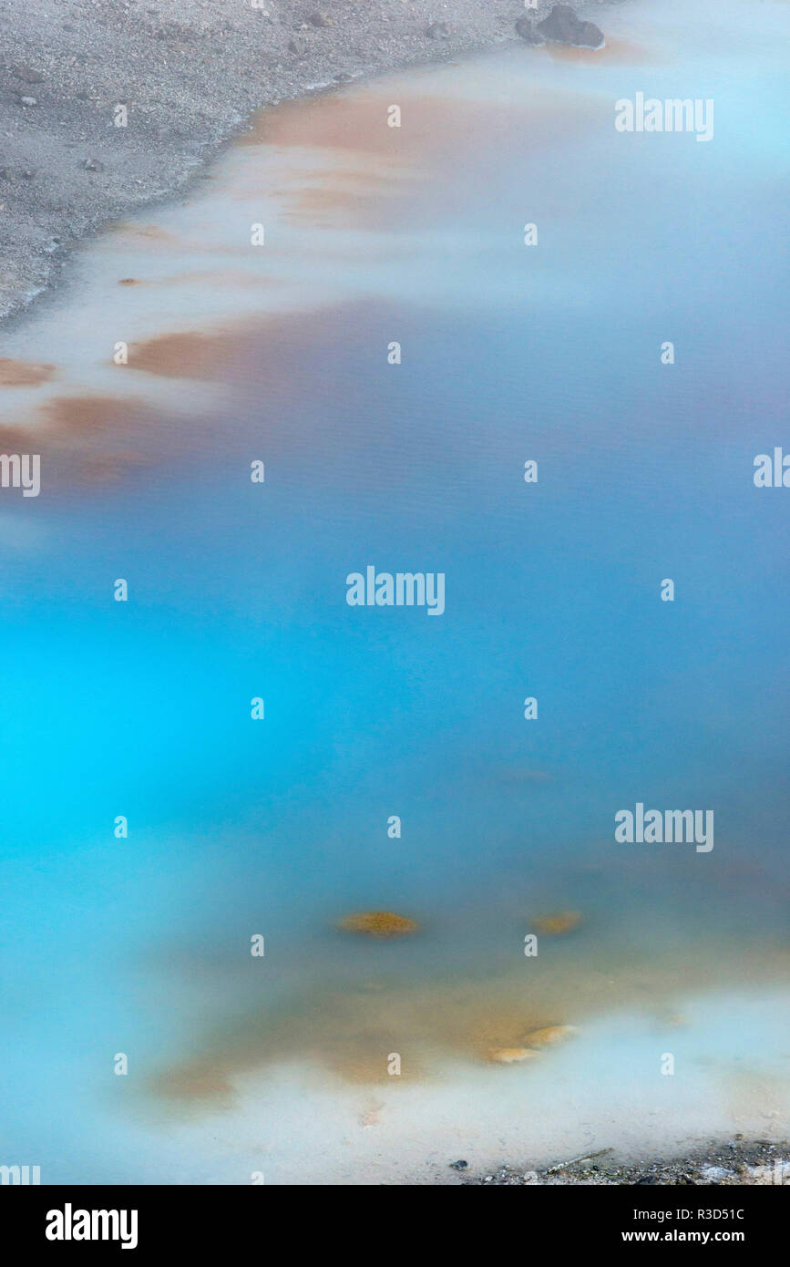 USA, Wyoming. Lignes abstraites et d'opalescence turquoise dans une zone thermale dans la porcelaine du bassin à Norris Geyser Basin, Parc National de Yellowstone. Banque D'Images