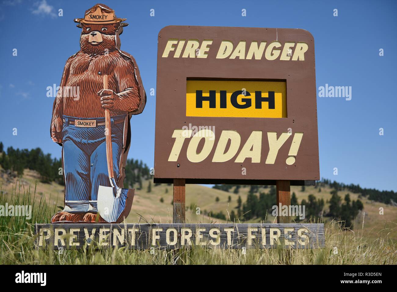 Smokey the Bear, panneau d'avertissement du côté de la route, que le feu de forêt Le danger est élevé aujourd'hui dans la forêt nationale de Bighorn Wyoming Banque D'Images