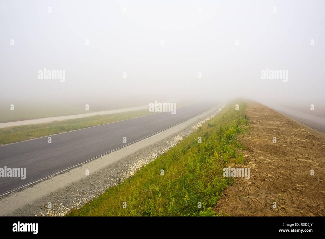 Route de campagne se termine dans le brouillard Banque D'Images