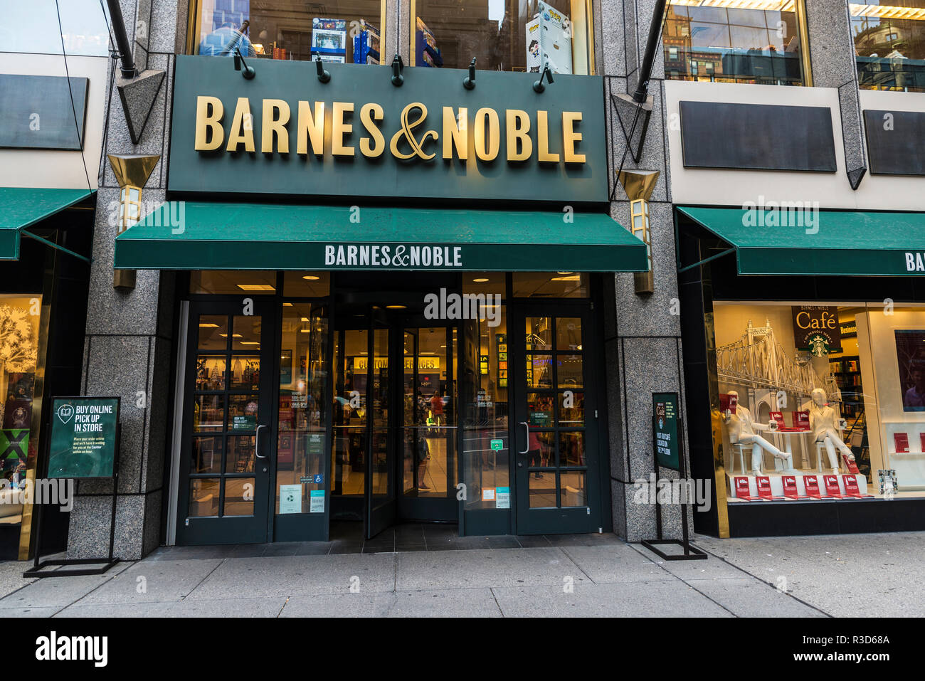La ville de New York, USA - Le 28 juillet 2018 : Barnes & Noble, célèbre magasin de la librairie, dans la Cinquième Avenue (5e Avenue) à Manhattan à New York City, USA Banque D'Images