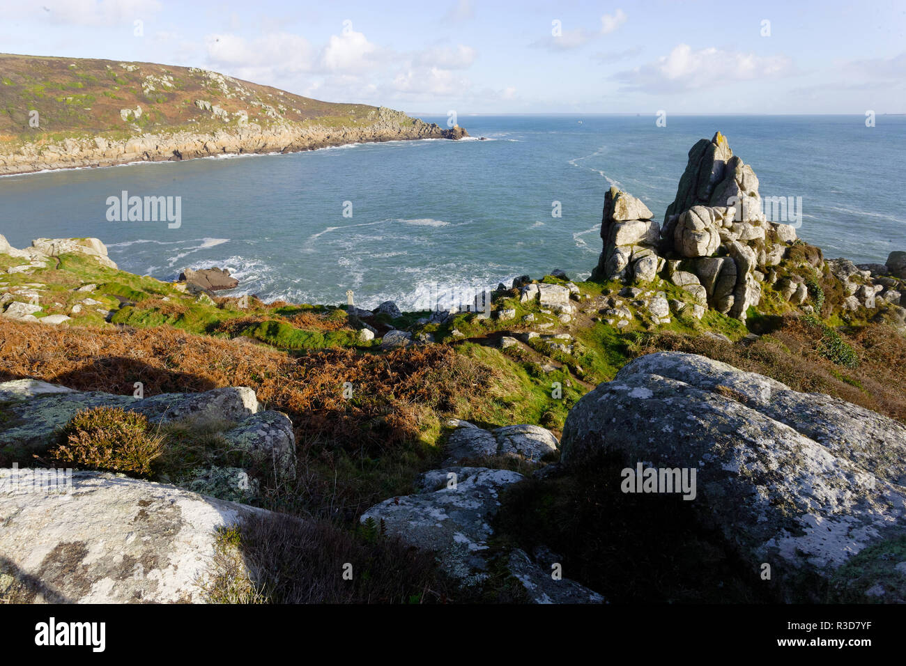 Plage de Porthcurno voir vide avec ciel bleu, Cornwall, UK. Banque D'Images