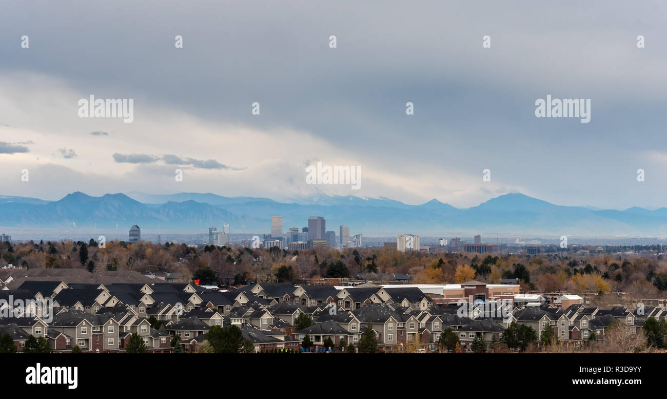 Le centre-ville de Denver avec de grands bâtiments résidentiel dans l'avant-plan Banque D'Images