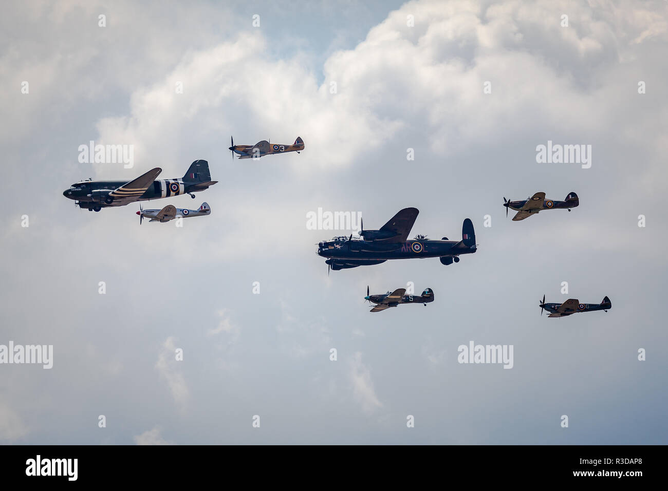 La seconde guerre mondiale historique passage aérien à Fairford 2018 RIAT, Dakota, Lancaster, Spitfire et les ouragans. Banque D'Images