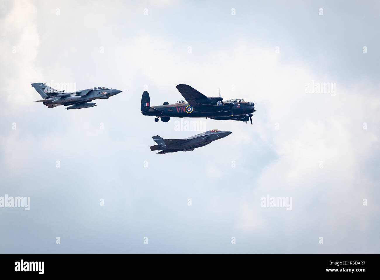 Le survol des bombardiers britanniques RIAT Fairford 2018 - Lancaster, tornade et la foudre (F-35A) Banque D'Images