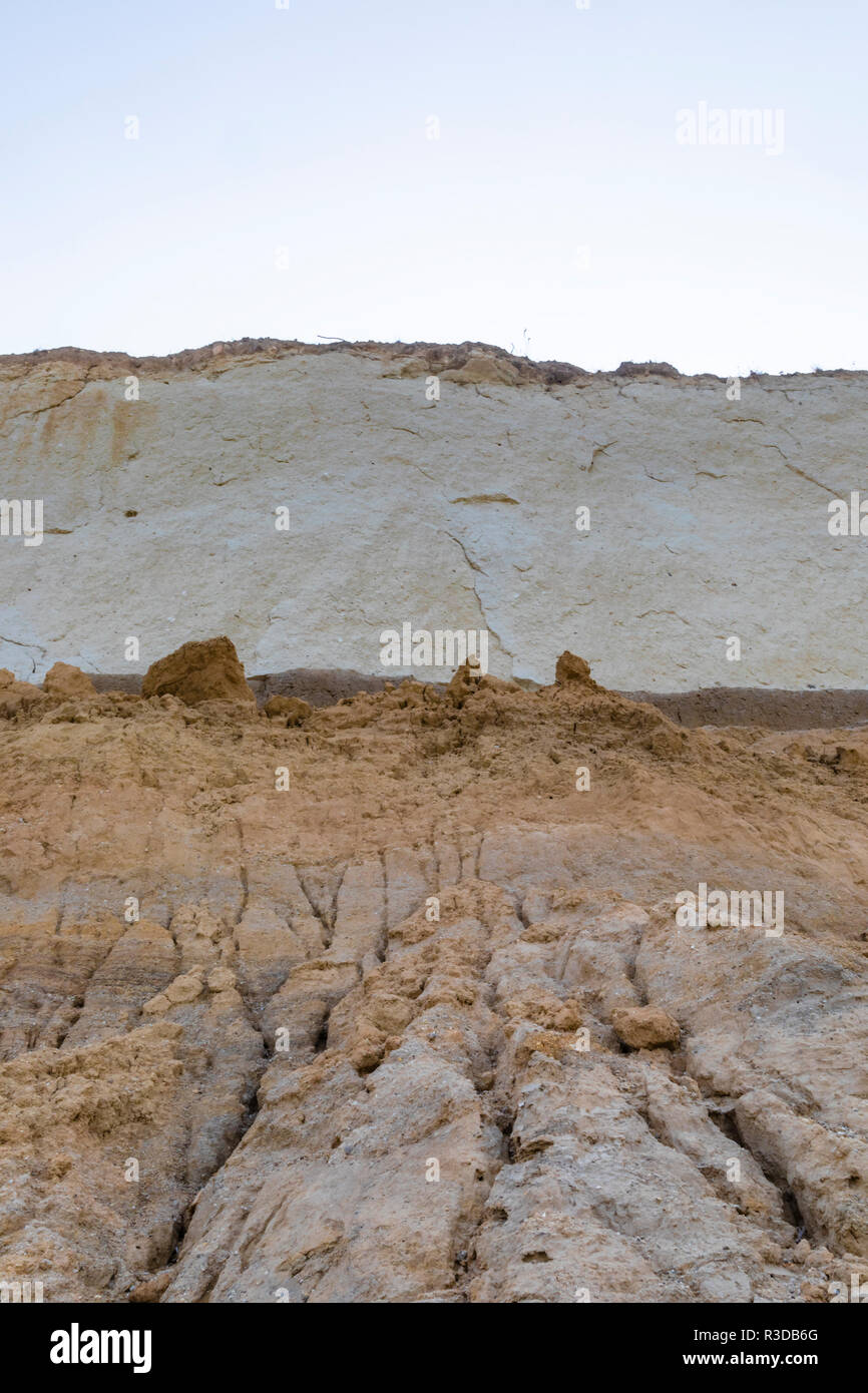 Arrière-plan vertical du cumul des roches et sable formant une falaise sur une île grecque. Banque D'Images