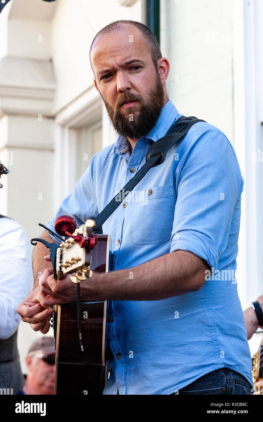 Festival 2018 Hop Faversham, pommes 'je suis chez moi' folk groupe jouant sur scène en plein air. Homme jouant de la guitare acoustique, Close up. Banque D'Images