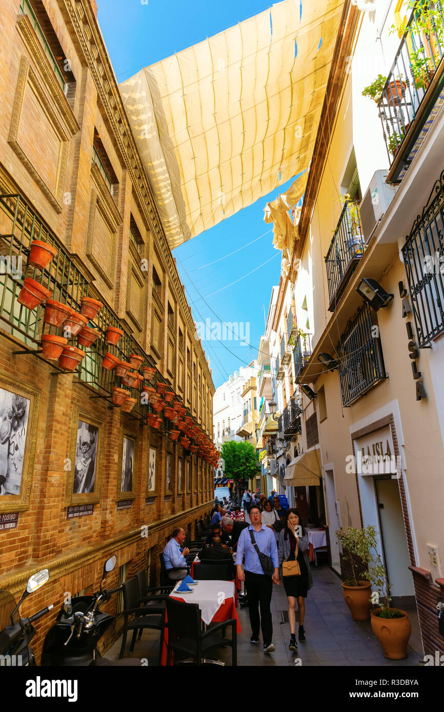 Séville, Espagne - 13 novembre 2018 : Ruelle de la vieille ville de Séville avec des personnes non identifiées. La vieille ville contient 3 sites du patrimoine mondial de l'Unesco et Banque D'Images