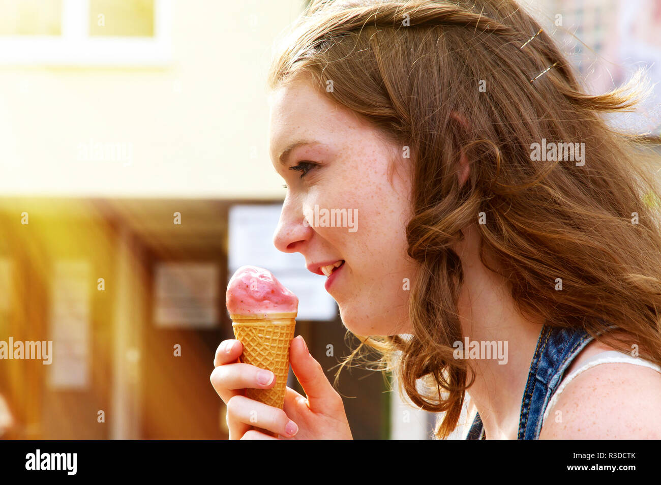 Young woman eating ice cream Banque D'Images