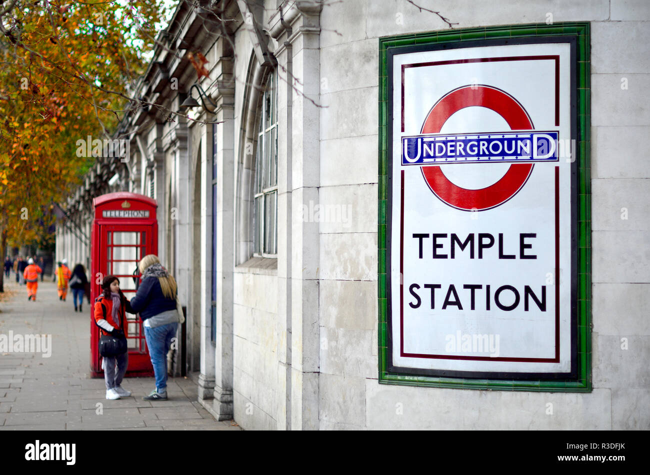 La station de métro Temple sur le Victoria Embankment, London, England, UK. Banque D'Images