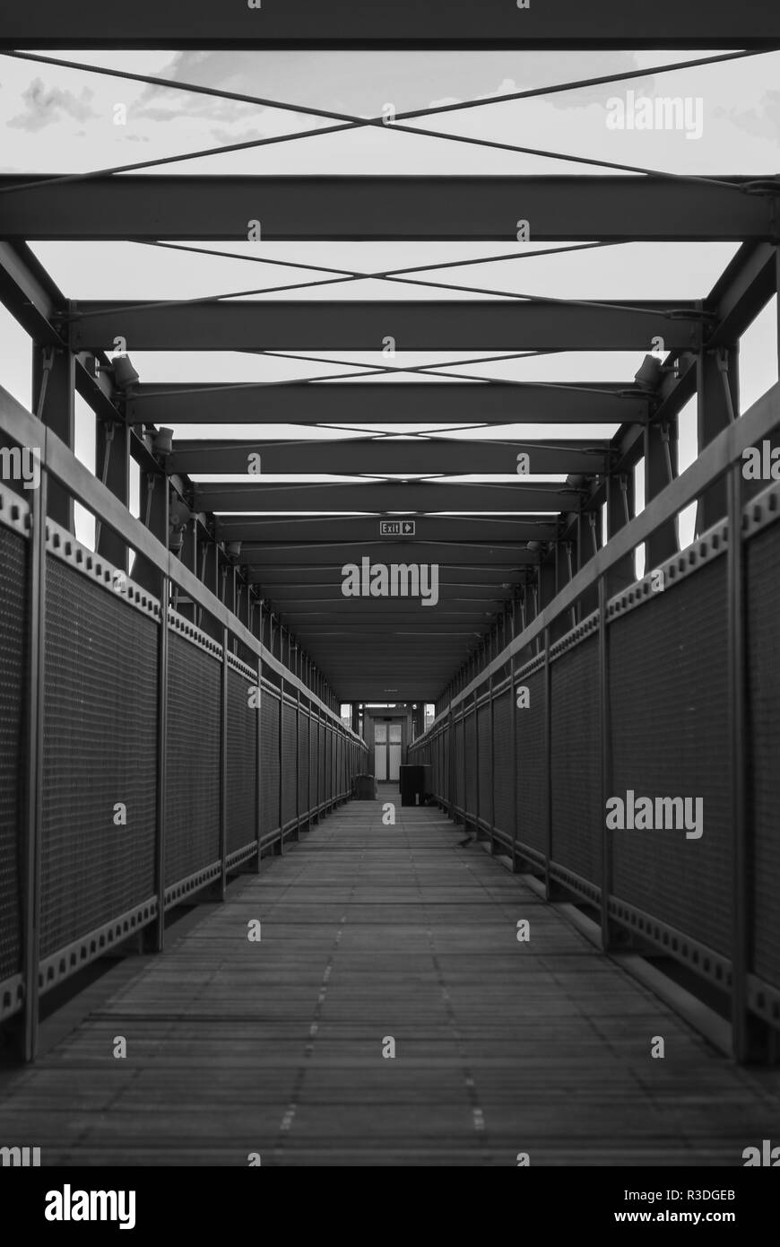 Une passerelle symétrique noire et blanche dans le centre d'Auckland, en Nouvelle-Zélande Banque D'Images