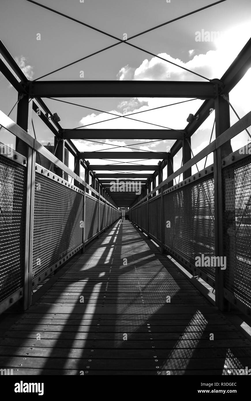 Une passerelle symétrique noire et blanche dans le centre d'Auckland, en Nouvelle-Zélande Banque D'Images