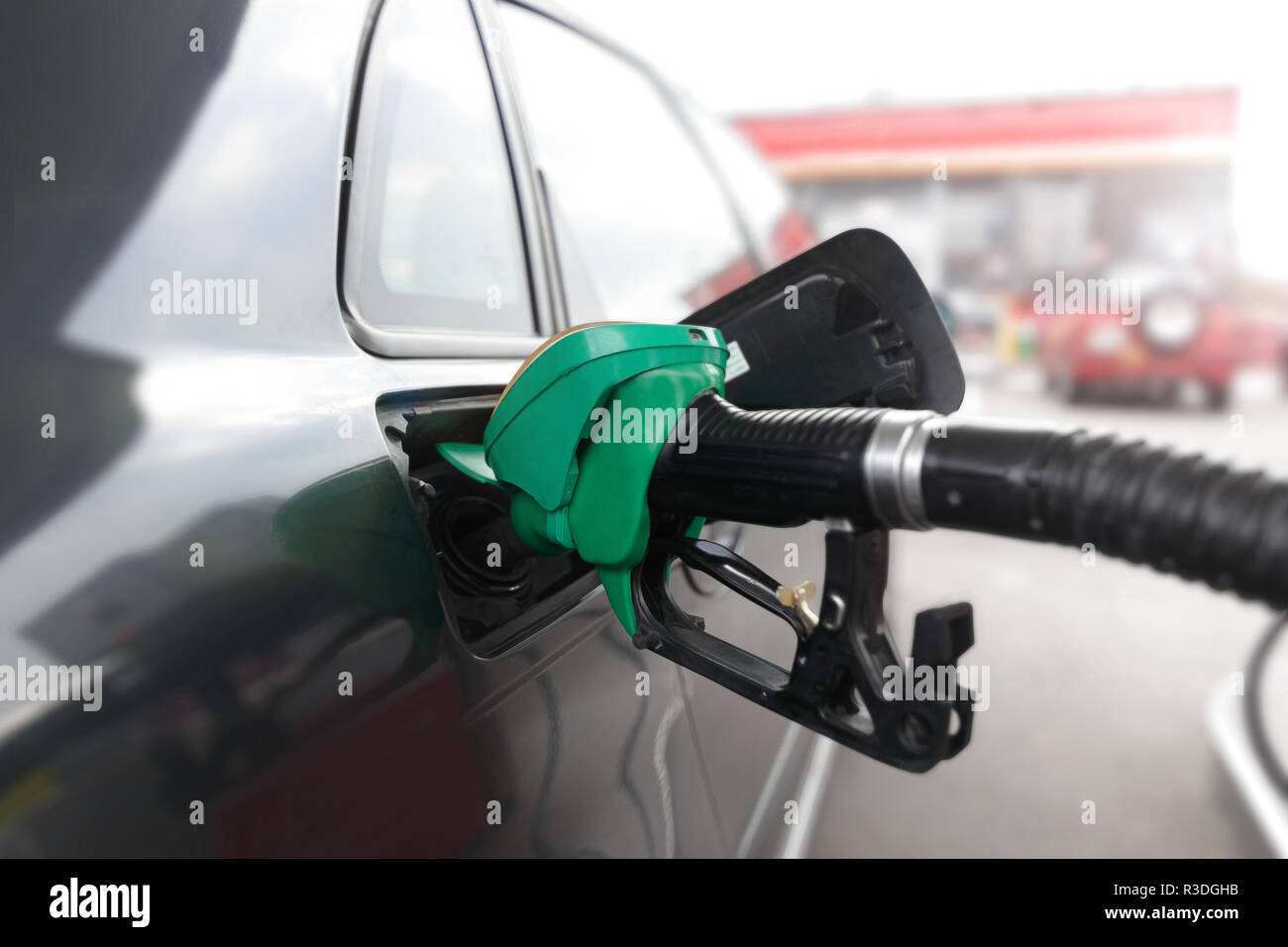 Voiture de ravitaillement d'essence à la pompe à la station d'essence. Station d'essence. L'essence et de produits pétroliers. Close up. Banque D'Images