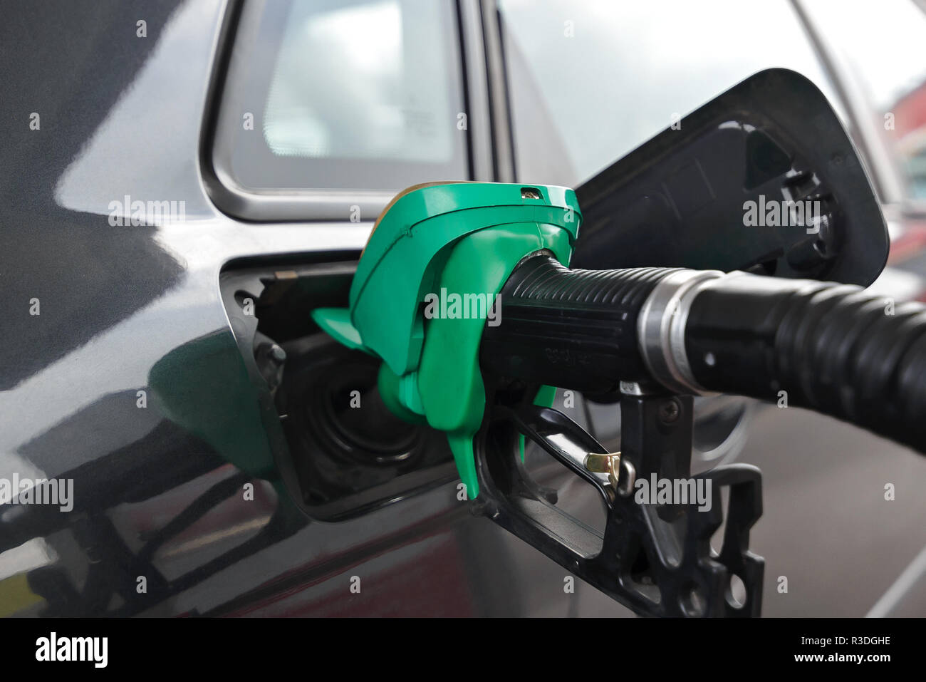 Voiture de ravitaillement d'essence à la pompe à la station d'essence. Station d'essence. L'essence et de produits pétroliers. Close up. Banque D'Images