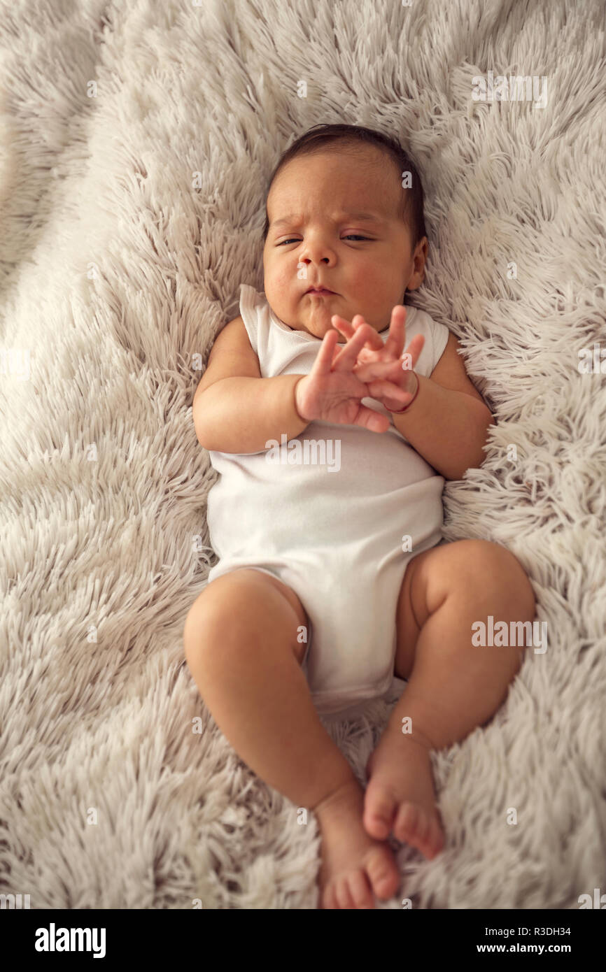 Bebe Dans Un Reve D Emotions Nouveau Ne Garcon Endormi Paisiblement Photo Stock Alamy