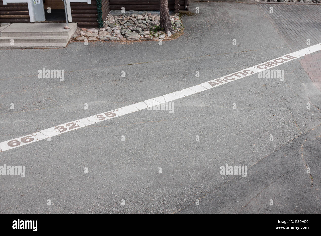 Mark cercle arctique près de Rovaniemi, Finlande Banque D'Images