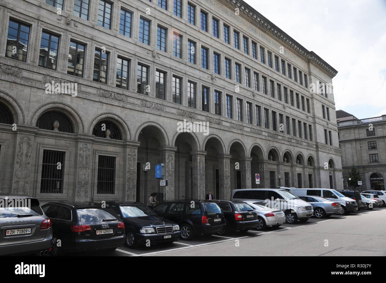 Die Schweizer Nationalbank à Zürich steht unter Druck durch die massiven. Währungsverluste La Banque nationale suisse Stäfa est sous la pression d Banque D'Images