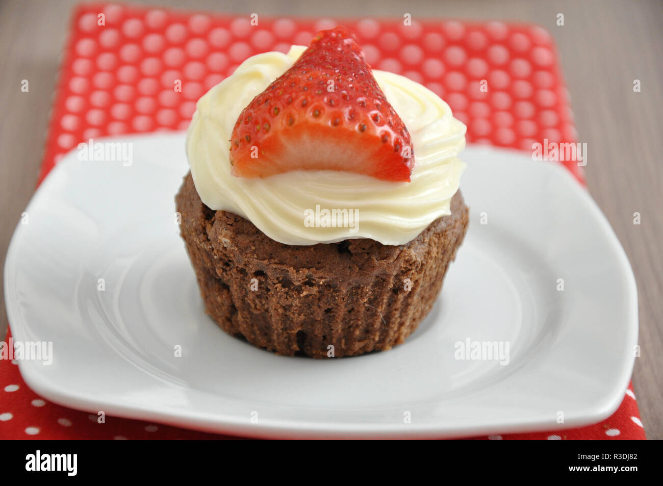 Cupcakes au chocolat et aux fraises Banque D'Images