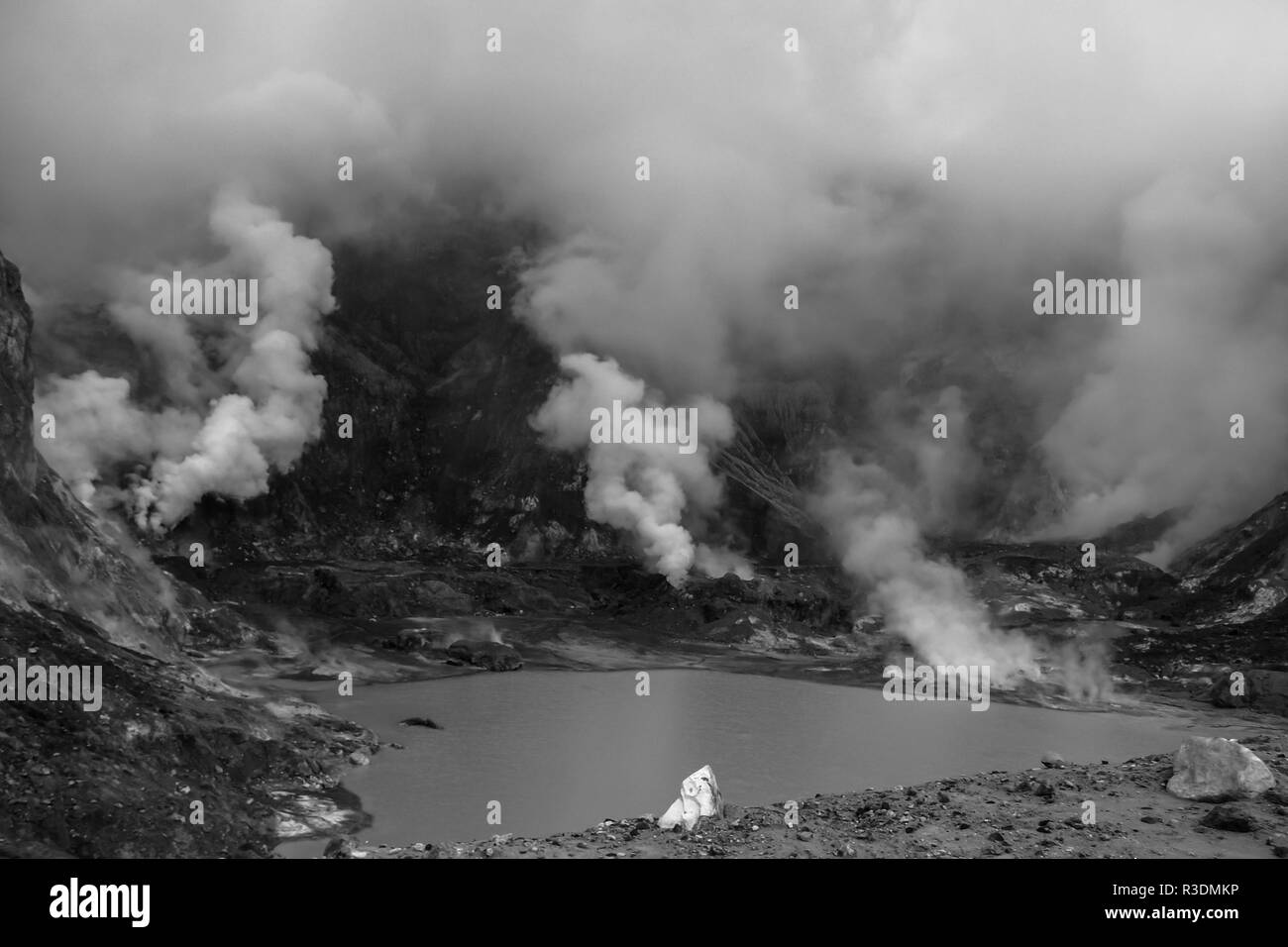 Un lac sur Blanc Isalnd, Nouvelle-Zélande avec la fumée s'élevant d'elle en noir et blanc Banque D'Images